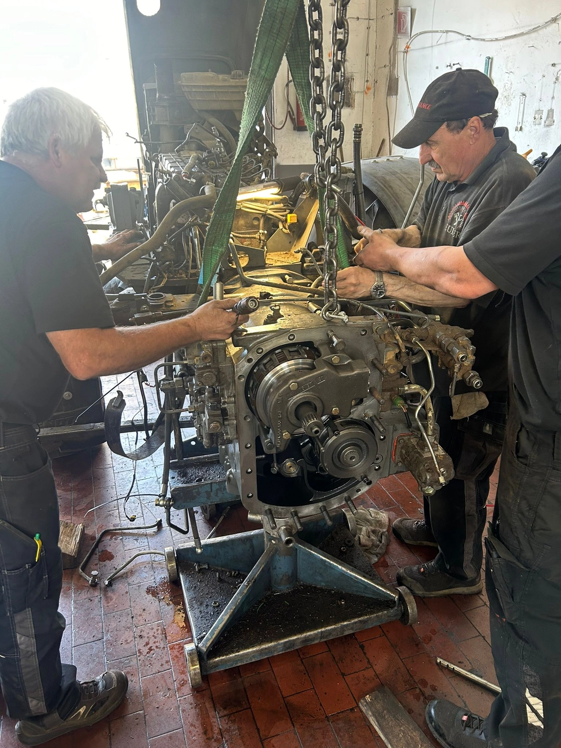 EULER KFZ MEISTERBETRIEB - Kfz-Meisterwerkstatt -Moderne Landwirtschaft mit Biokraftstoff-Traktor im Einsatz