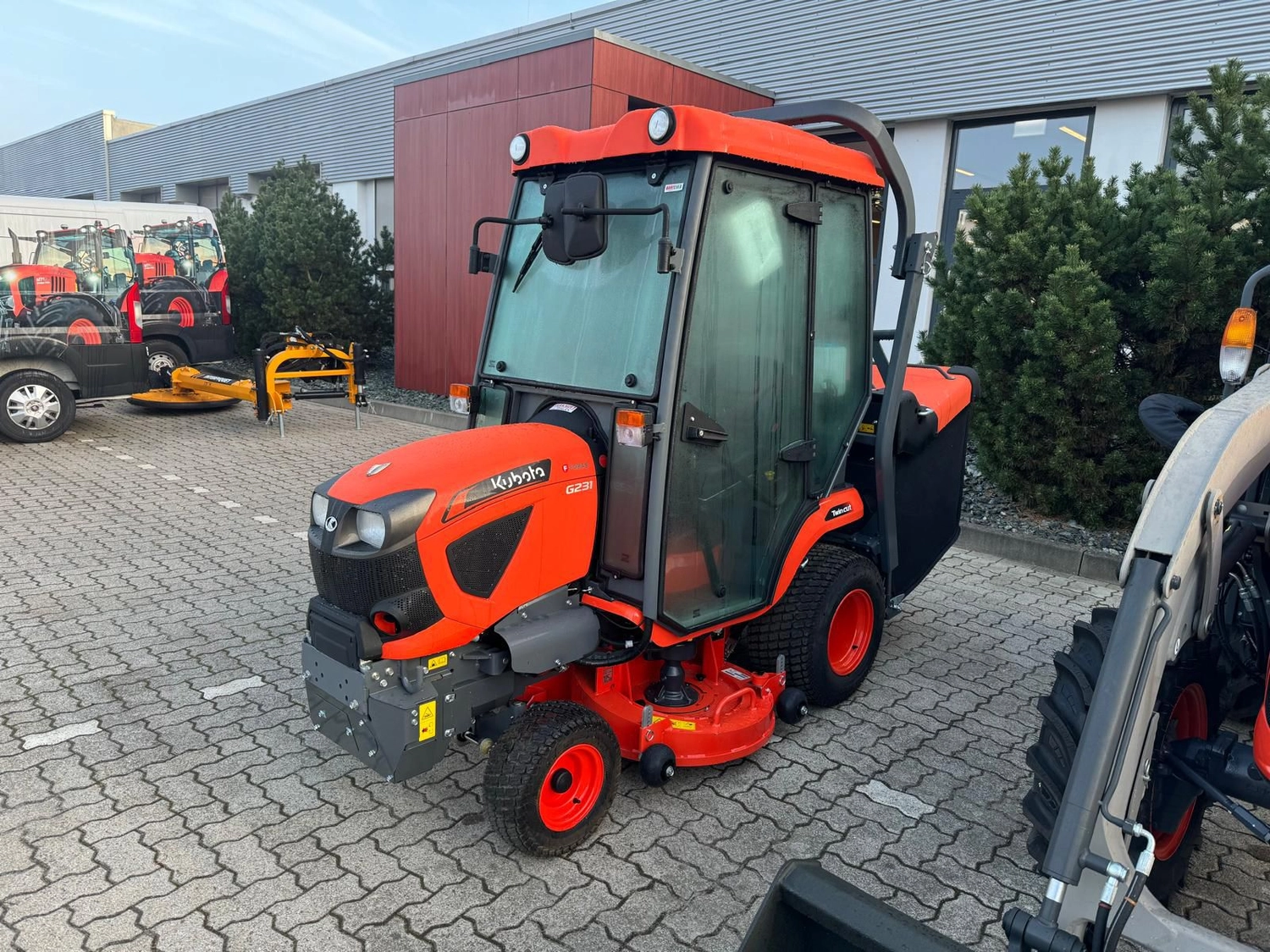 EULER KFZ MEISTERBETRIEB - Kfz-Meisterwerkstatt -Moderne Landwirtschaft mit Biokraftstoff-Traktor im Einsatz