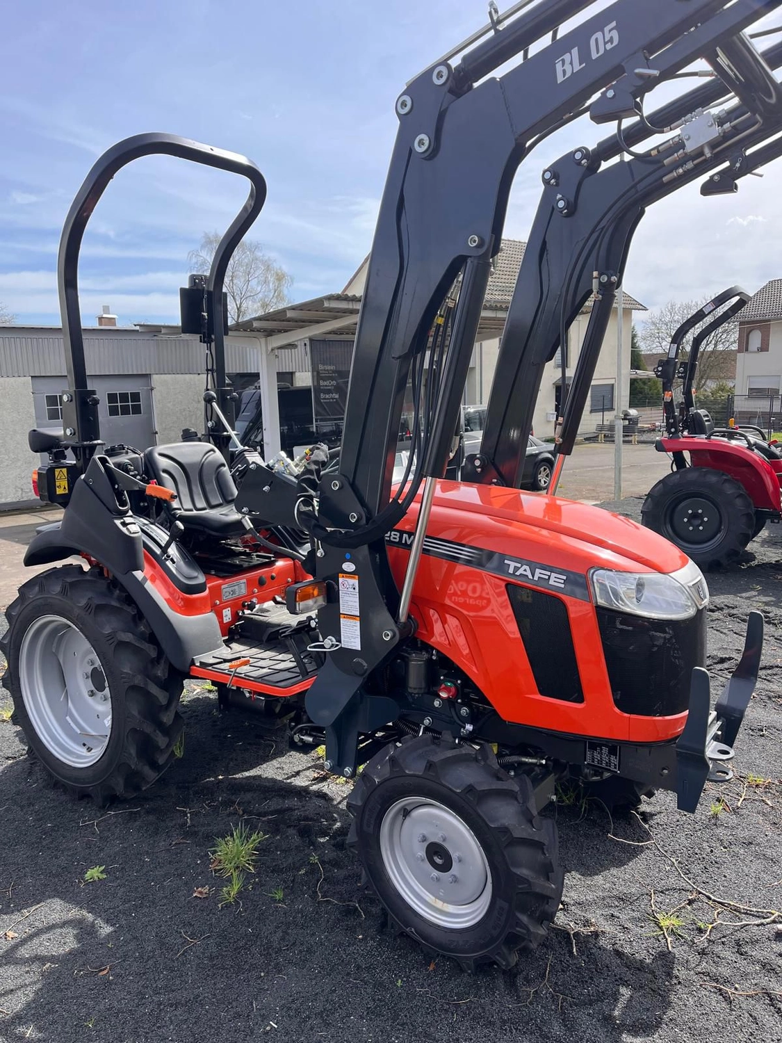 EULER KFZ MEISTERBETRIEB - Kfz-Meisterwerkstatt -Moderne Landwirtschaft mit Biokraftstoff-Traktor im Einsatz