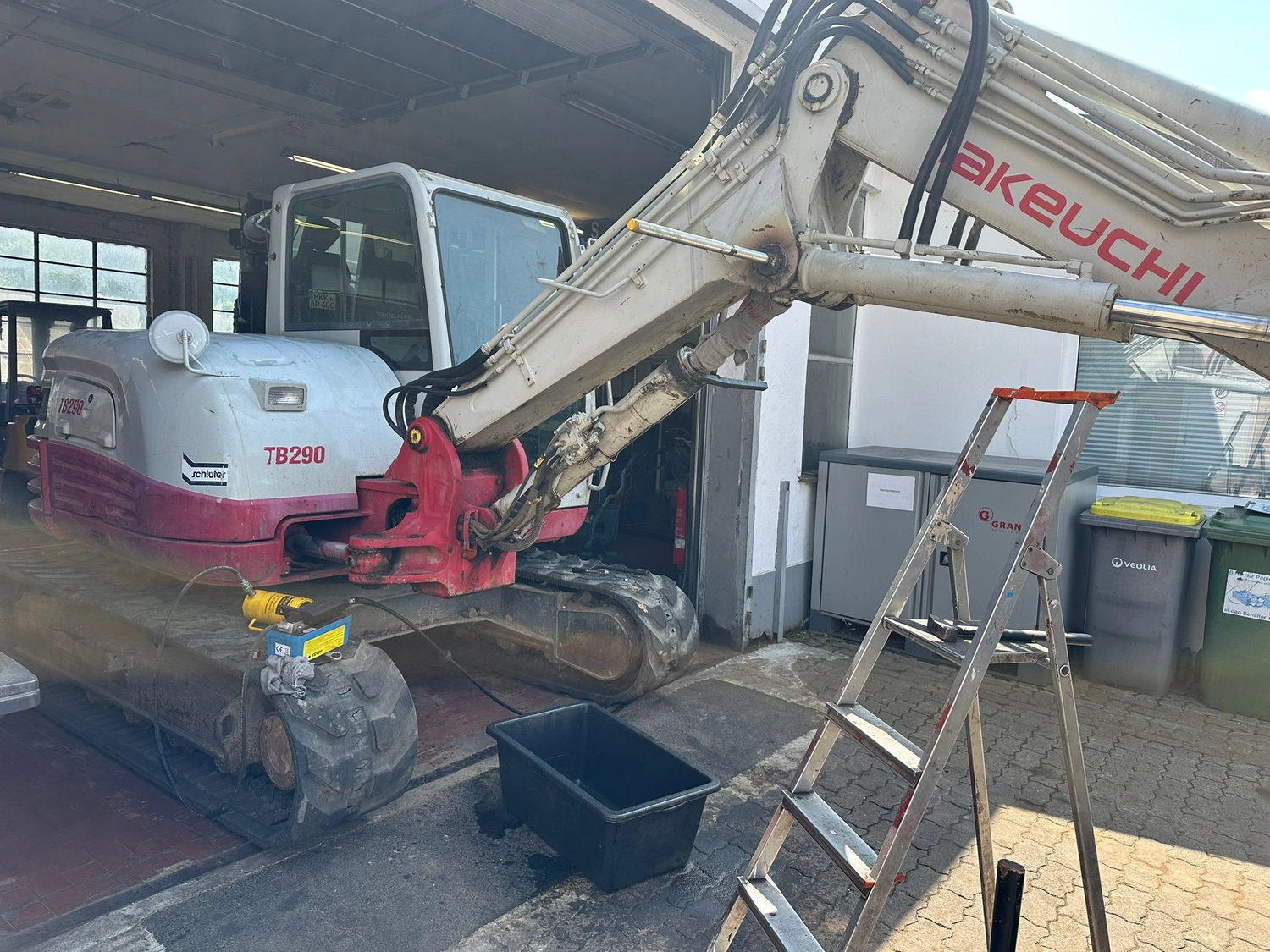 EULER KFZ MEISTERBETRIEB - Kfz-Meisterwerkstatt -Moderne Landwirtschaft mit Biokraftstoff-Traktor im Einsatz