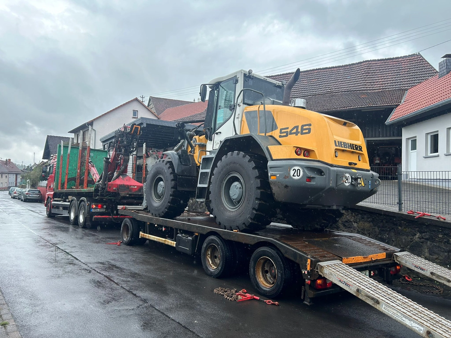 EULER KFZ MEISTERBETRIEB - Kfz-Meisterwerkstatt -Moderne Landwirtschaft mit Biokraftstoff-Traktor im Einsatz