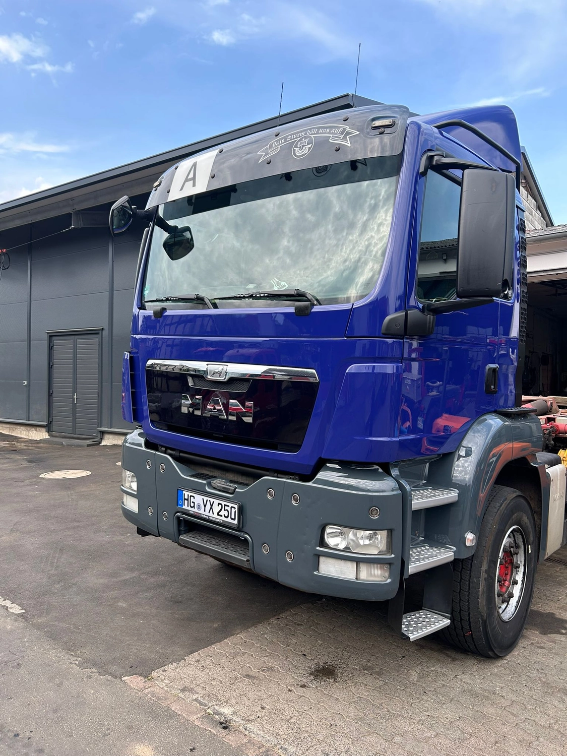 EULER KFZ MEISTERBETRIEB - Kfz-Meisterwerkstatt -Moderne Landwirtschaft mit Biokraftstoff-Traktor im Einsatz