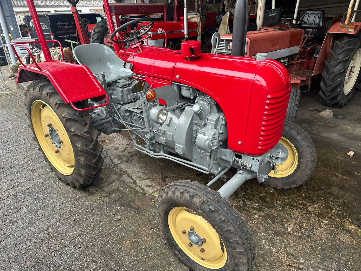 EULER KFZ MEISTERBETRIEB - Kfz-Meisterwerkstatt -Moderne Landwirtschaft mit Biokraftstoff-Traktor im Einsatz