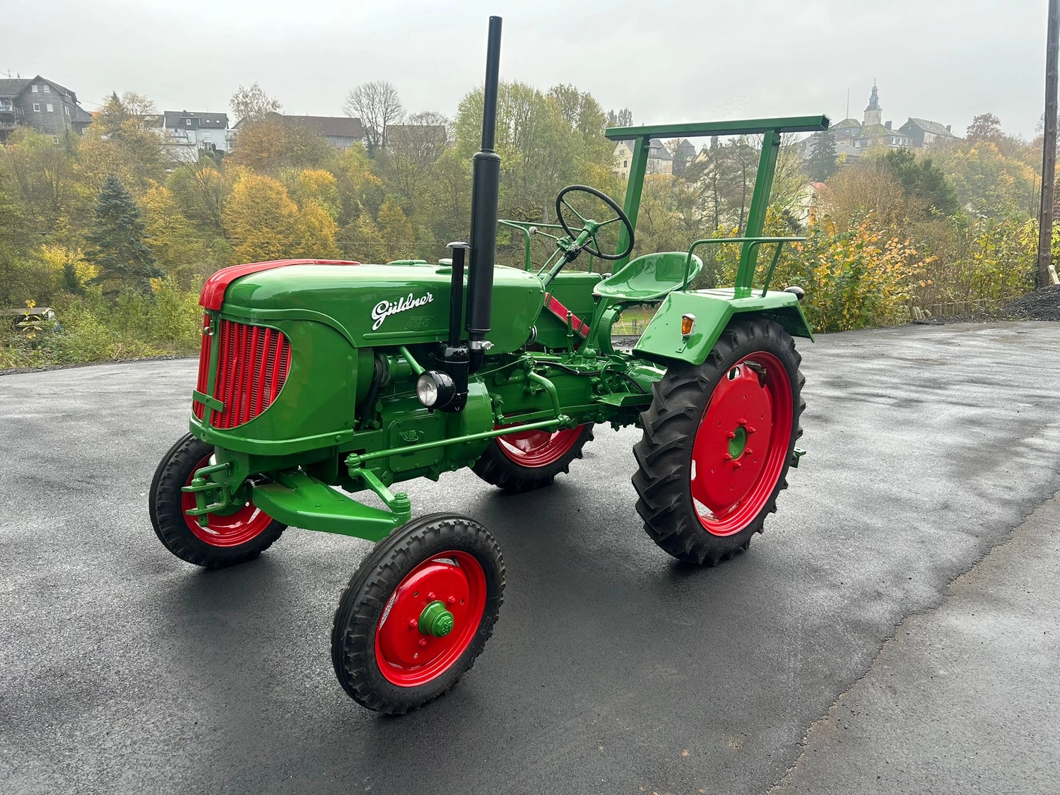 EULER KFZ MEISTERBETRIEB - Kfz-Meisterwerkstatt -Moderne Landwirtschaft mit Biokraftstoff-Traktor im Einsatz