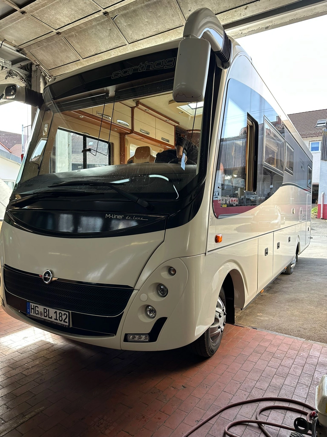 EULER KFZ MEISTERBETRIEB - Kfz-Meisterwerkstatt -Moderne Landwirtschaft mit Biokraftstoff-Traktor im Einsatz